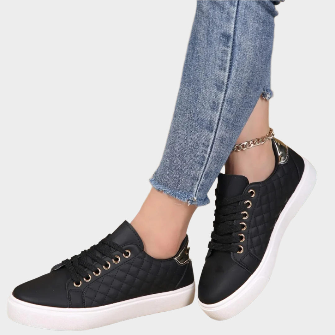 Moderne sportschoenen met gevoerde textuurdetails
