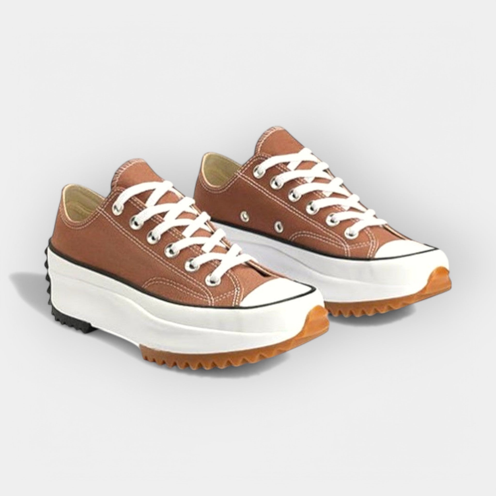 Moderne sportschoenen met dikke zool